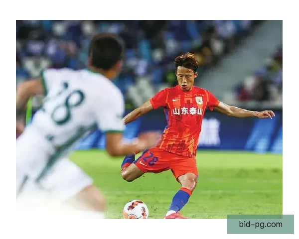 乌加特压哨加盟曼联震撼转会市场引发球迷热议